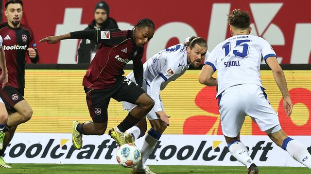 Bild: 2. Fußball-Bundesliga: Dreierpack von Zoma - Nürnberg dominiert KSC beim 5:1
