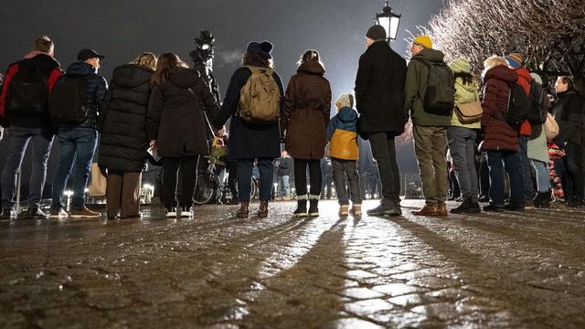 Menschen halt inne: Dresden-Gedenken: Tausende bilden Menschenkette