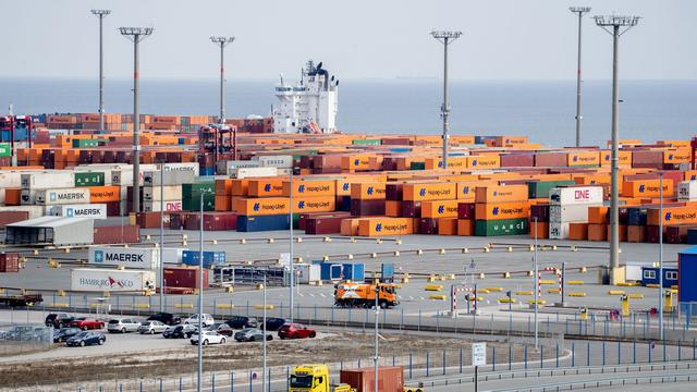 Einsatz im JadeWeserPort: Giftiger Stoff tropft aus Tank - Drei Verletzte im Hafen