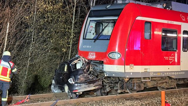 Unfälle: Kleinwagen zerdrückt: Frau stirbt bei Unfall mit S-Bahn