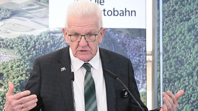 Baustellen: Kretschmann denkt am Albaufstieg über Rollator nach