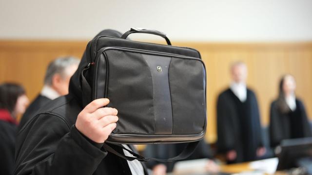 Strafprozesse: Seniorinnen zu Boden geschubst - Täter muss Therapie machen