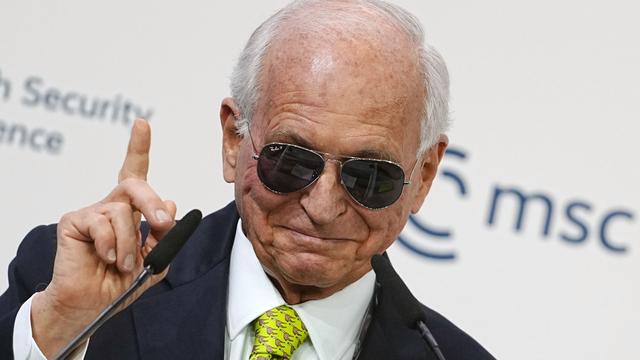 Spaß auf großer Bühne: Mit Sonnenbrille: Ischinger erinnert an Macron-Moment