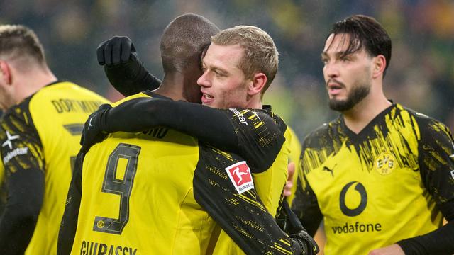 Fußball-Bundesliga: BVB bleibt Bayern-Jäger: Standards als 