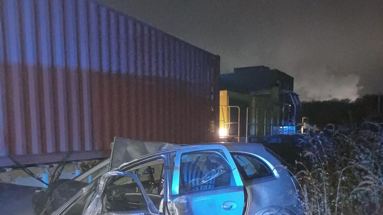 Auto völlig zerstört: Güterzug erfasst Pkw auf Bahnübergang - Insassen verletzt