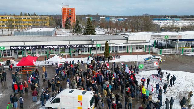 Wurstwerk in Brandenburg: Hunderte protestierten gegen Schließung von Wurstfabrik