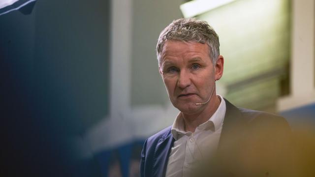 AfD: Scharfe Kritik an Weißwurstfrühstück im Landtag mit Höcke