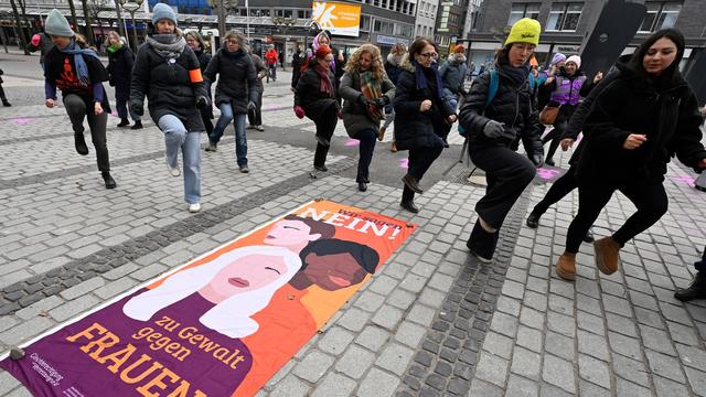 Flashmob in vielen Städten: Tanzaktionen in Städten - Zeichen gegen Gewalt an Frauen