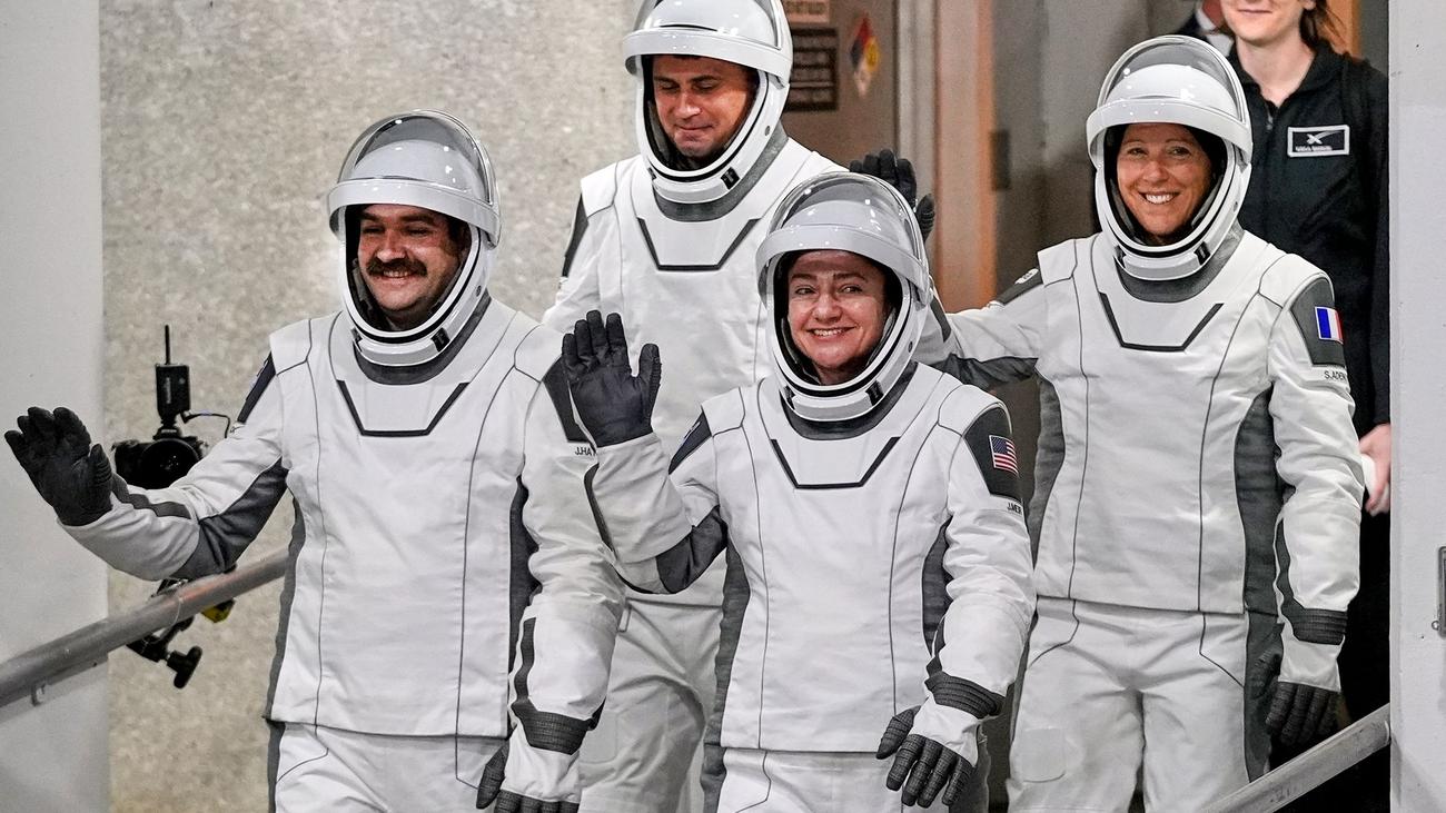 Forschen auf der Raumstation: Vier Astronauten mit "Crew Dragon" an ISS angekommen