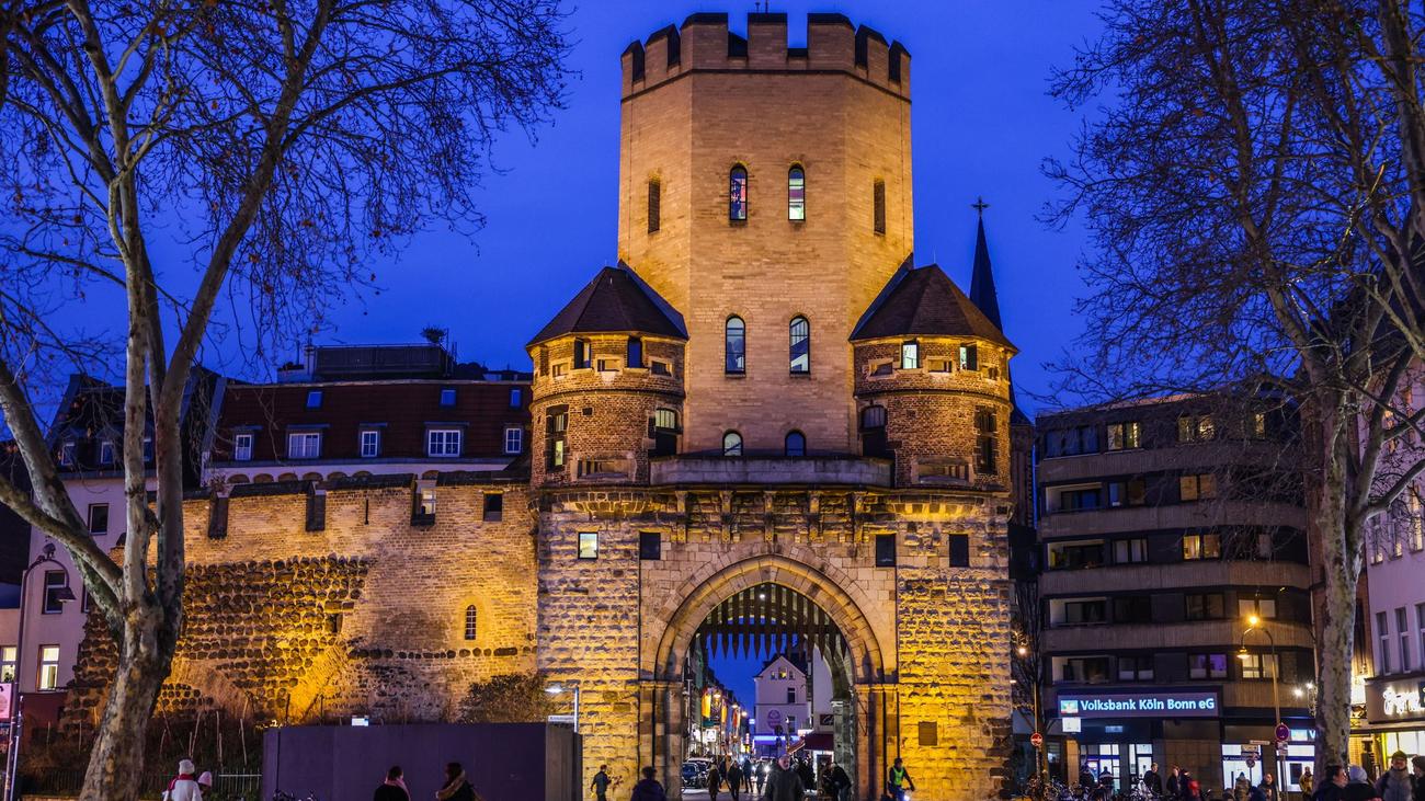 Monument aus dem Mittelalter: Durch dieses Nadelöhr muss der ganze Rosenmontagszug