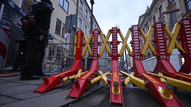 Münchner Sicherheitskonferenz: E-Scooter-Fahrer fährt Polizisten an Absperrung an