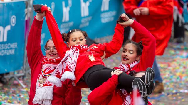 Närrische Zeiten: Karneval im Spätwinter - Hunderttausende auf den Beinen