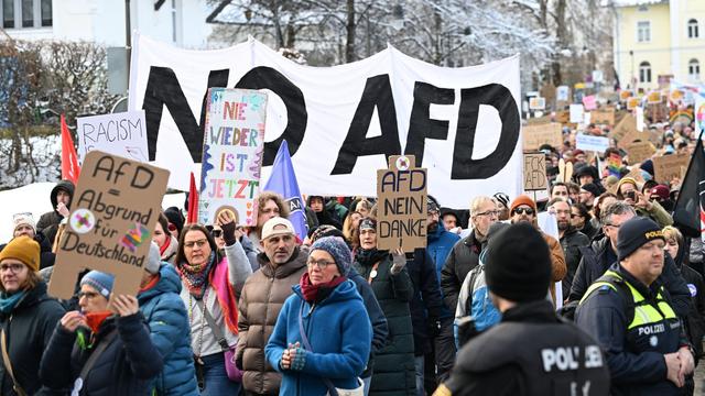 Protest im Allgäu: 3.500 Menschen protestieren gegen AfD und Höcke-Auftritt