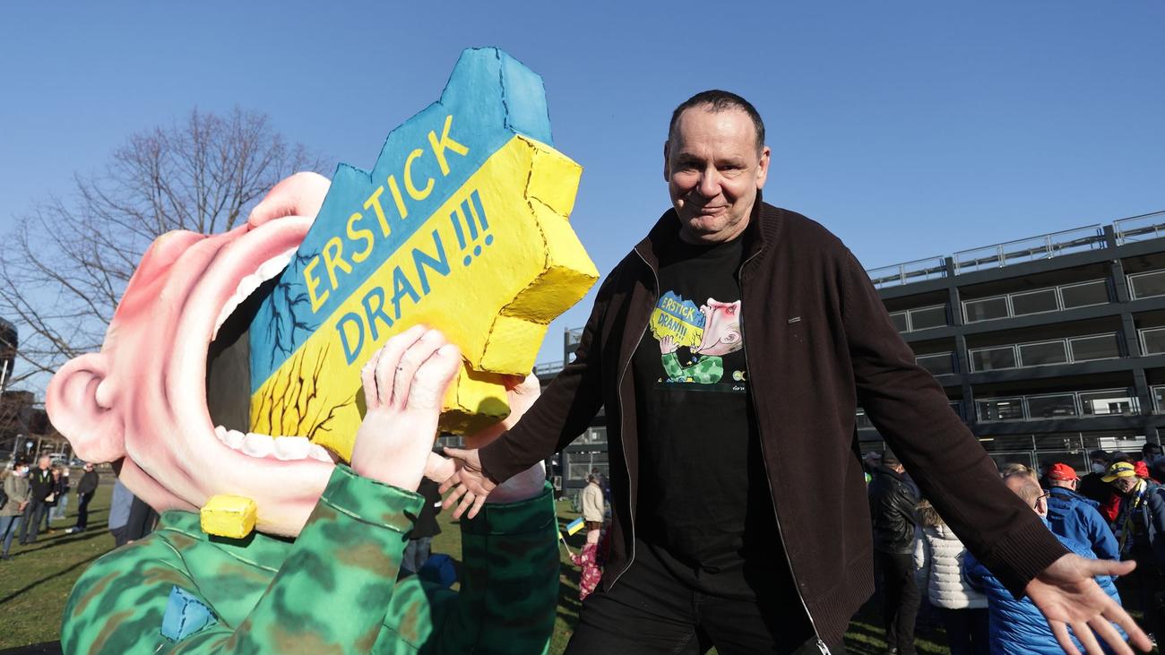 Höhepunkt des Karnevals: Rosenmontag am Rhein - Putin-Wagen wird enthüllt