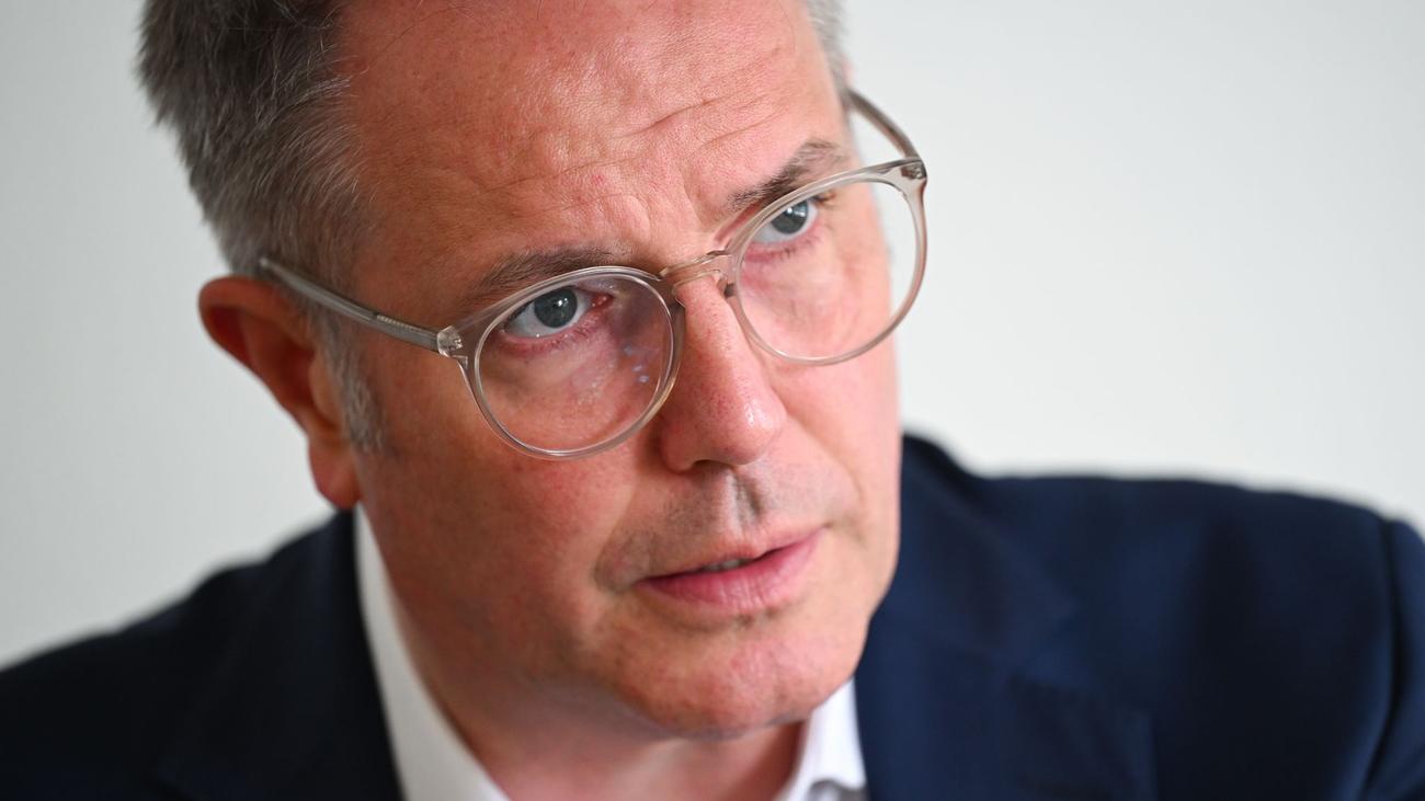 Sicherheit für Zugbegleiter: Schweitzer will einheitliches Deutschlandticket mit Passfoto