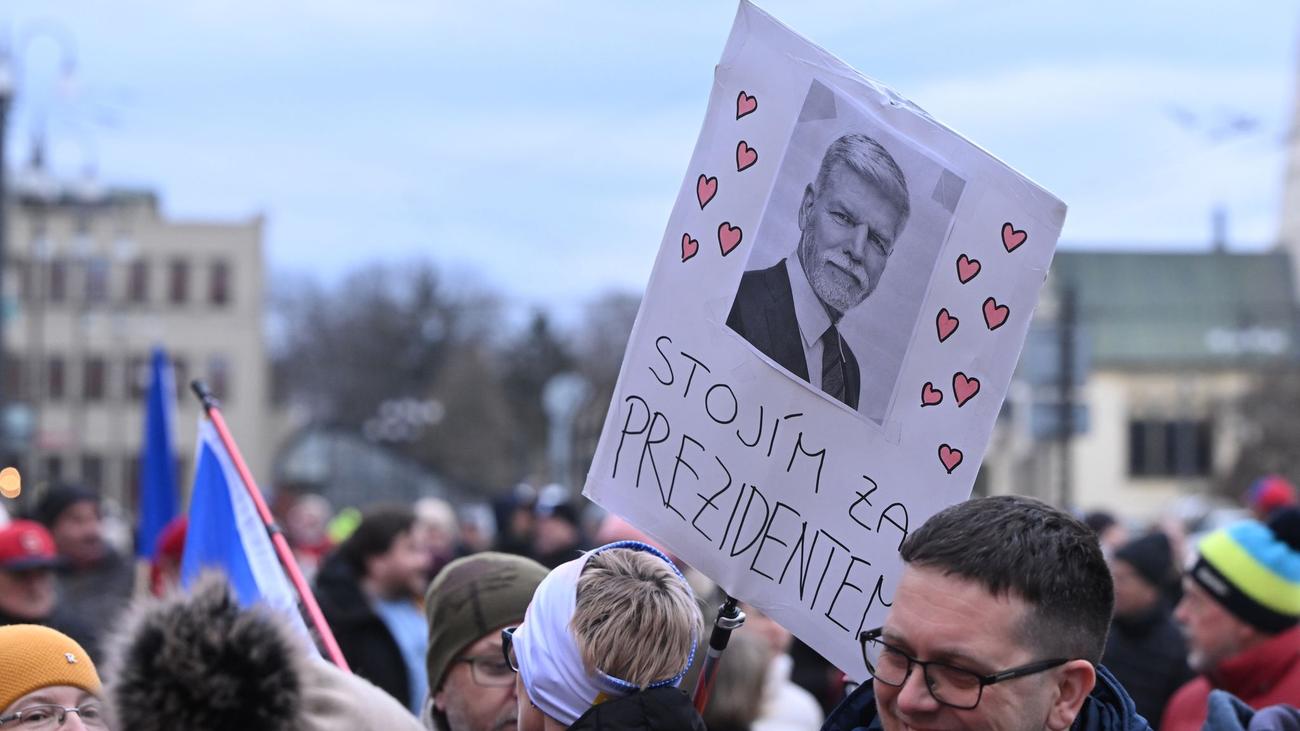 Streit um Ministerernennung: Tausende Tschechen demonstrieren für Präsident Pavel