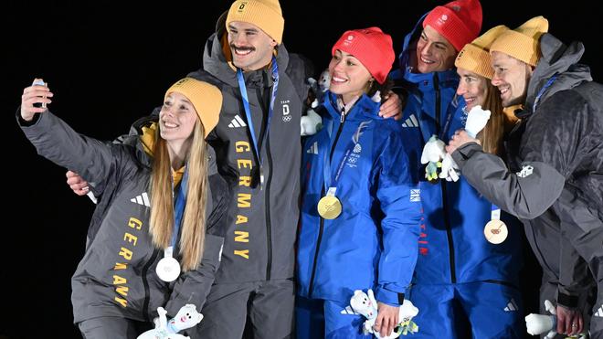 Fotografie: Tabitha Stoecker (Großbritannien) und Matt Weston (Großbritannien, beide M) posieren bei der Siegerehrung ihren Goldmedaillen nach dem Skeleton-Team-Wettbewerb neben Susanne Kreher (Deutschland, l) und Axel Jungk (Deutschland, 2.v.l.) mit der Silbermedaille und Jacqueline Pfeifer (Deutschland, 2.v.r.) und Christopher Grotheer (Deutschland) mit der Bronzemedaille bei den Olympischen Winterspielen Mailand Cortina 2026.