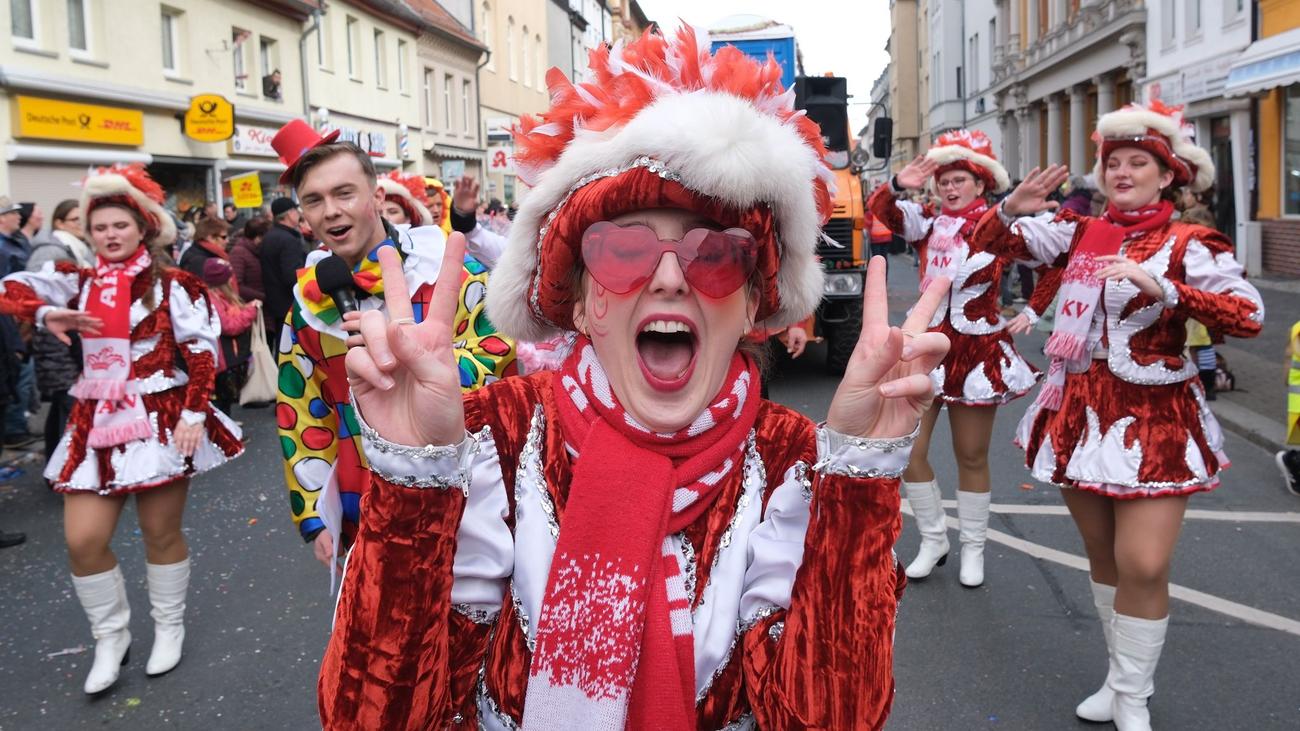 Rosenmontag: "Das All sehnt sich nach Karneval" - Faschings-Umzüge