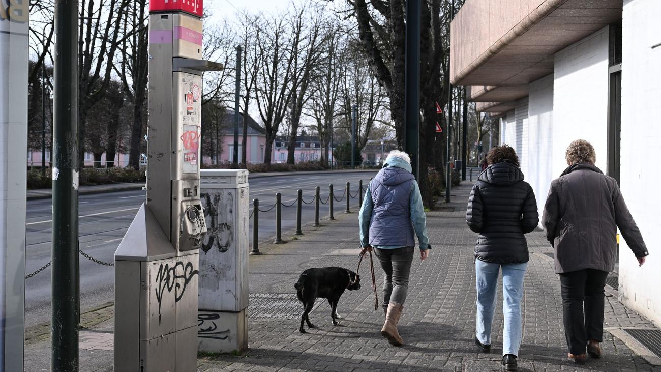 Elektroschrott am Wegesrand: Der Abbau alter Telefonzellen dauert und dauert