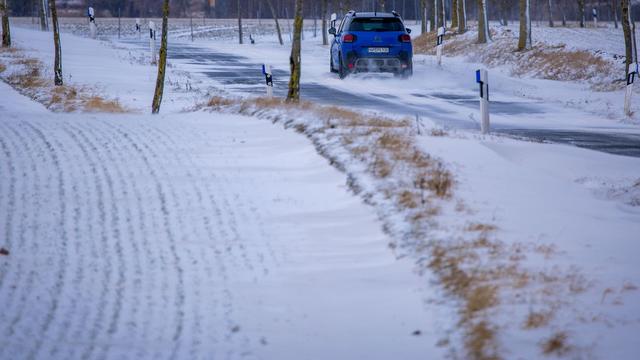 Straßenglätte: Drei Verletzte nach Unfall auf schneeglatter Straße