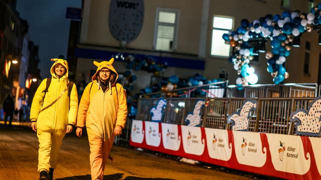 Rosenmontag: Erste Jecken versammeln sich in Köln zum Rosenmontagszug