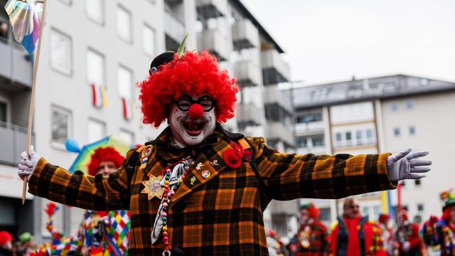 Fastnacht: Es geht los: Rosenmontagsumzug schlängelt sich durch Mainz