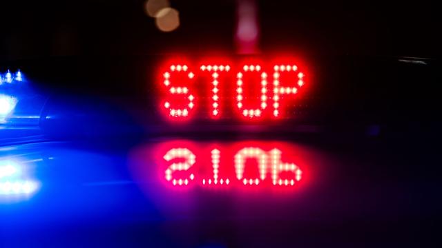 Kriminalität: Flucht ohne Licht und Unfall: Fahrer lässt Verletzte zurück