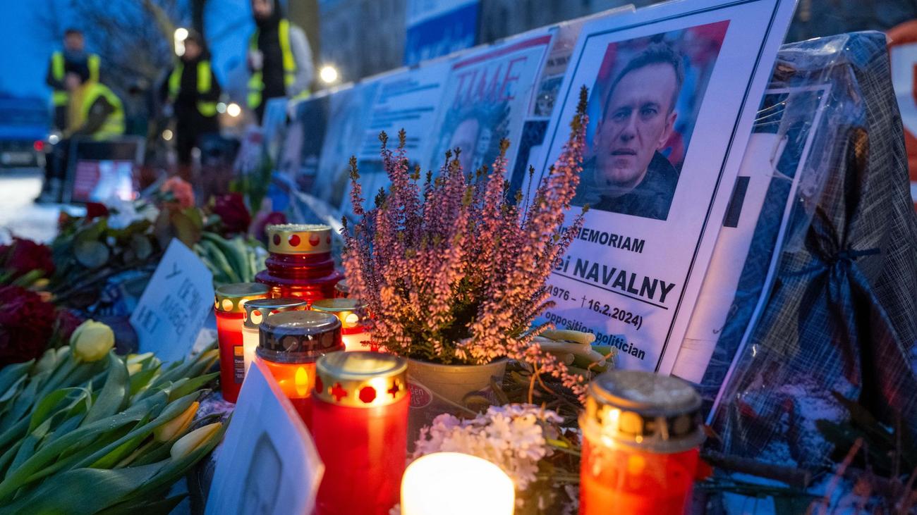 Tod im Straflager: Gedenken an Kremlgegner Nawalny in Berlin