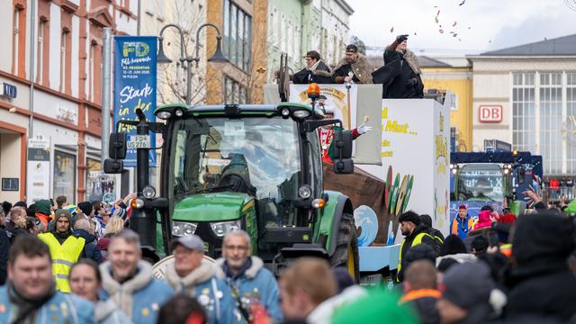Rosenmontag: Herbstein tanzt im Schnee – Springerzug lockt Tausende an