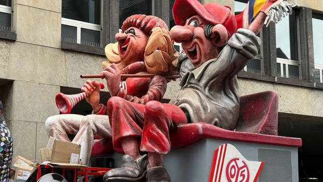 Fußball: Kicker von Mainz 05 feiern beim Rosenmontag mit