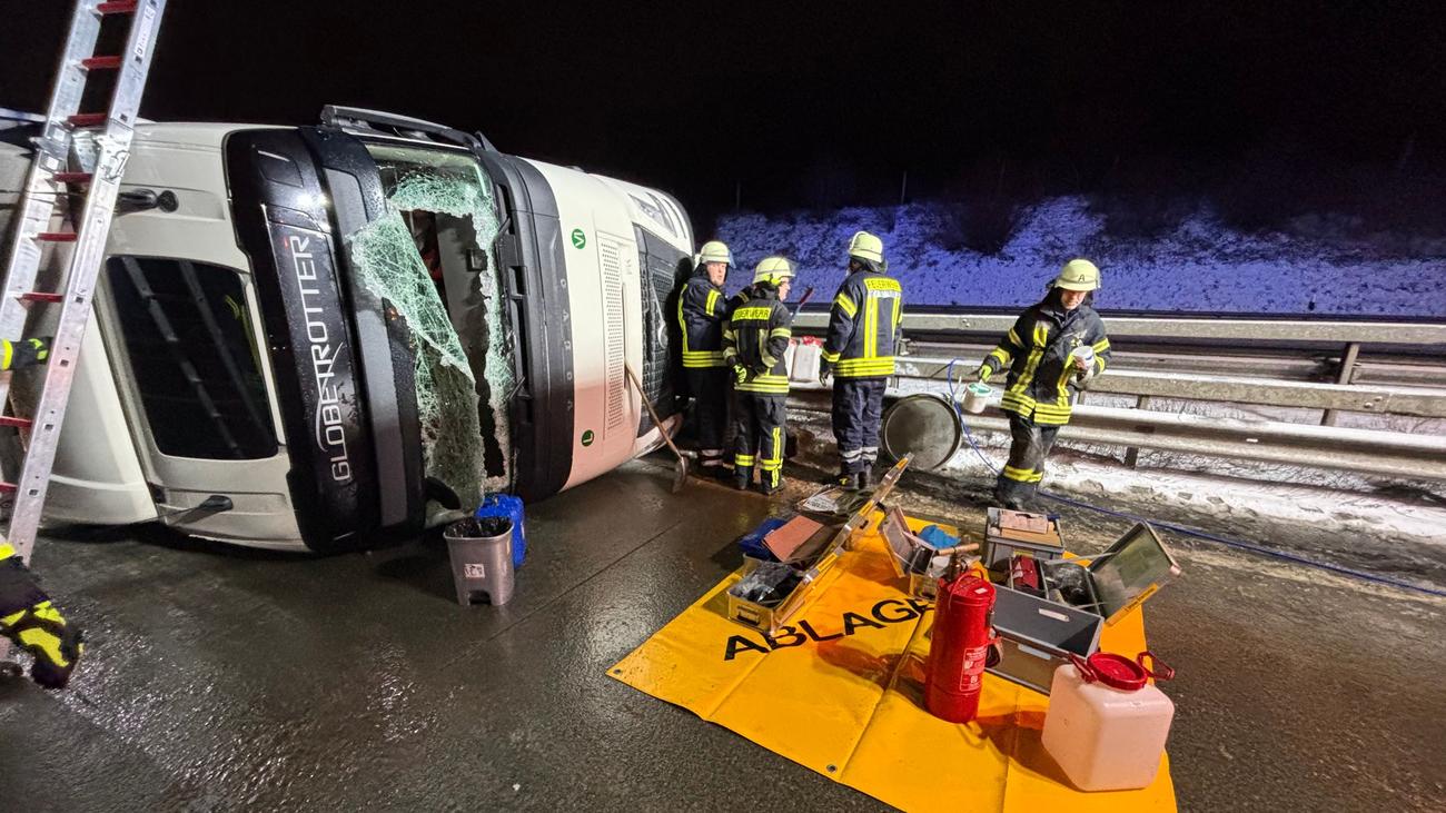 Glätte auf der Fahrbahn: Lkw kippt auf A1 um – Vollsperrung bis zum Morgen