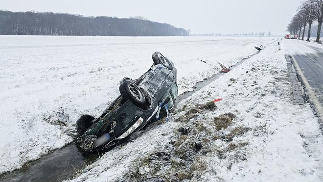 Unfall: Nach Angaben der Polizei geriet der Lastwagen bei Glätte ins Rutschen. (Symbolbild)