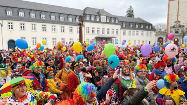 Bunt und ausgelassen: Mehr als 500 Clowns versammeln sich für Weltrekordversuch
