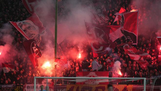 2. Bundesliga: Mindestens 120 Bengalos: Geldstrafe für FCK | DIE ZEIT