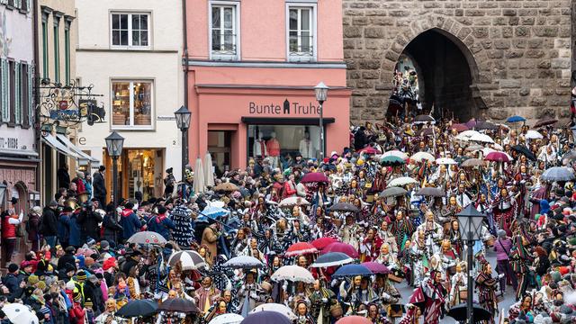 Fastnachtsbräuche: Narren stürmen Rottweil – wild, bunt und unerschütterlich
