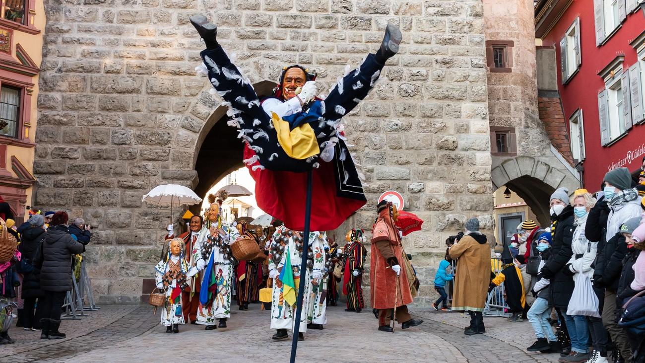 Fastnachtsbräuche: Narren stürmen Rottweil – wild, bunt und unerschütterlich