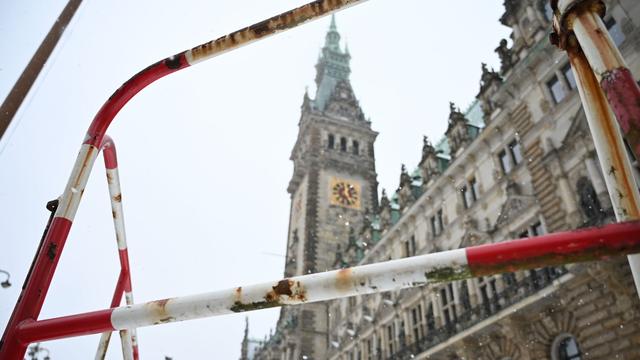 Hamburg: Prüfung des Rathausdaches verzögert sich wegen Schneefalls