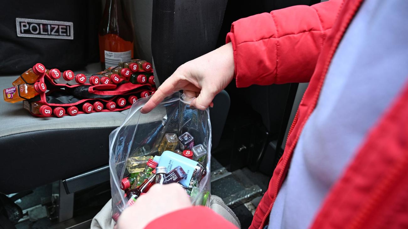 Jugendschutz bei Fastnacht: Schnaps im Känguru-Kostüm: Polizei kontrolliert Jugendliche