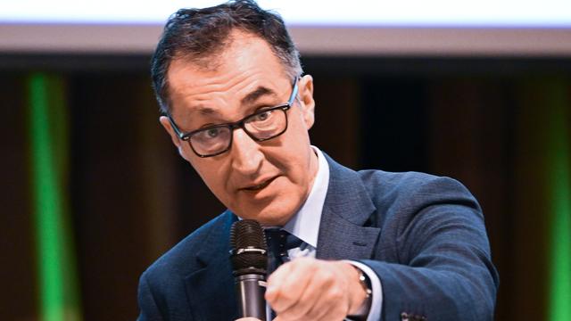 Brandstiftung im Wahlkampf?: Vorfall bei Özdemir-Auftritt: Experte untersucht Gegenstand