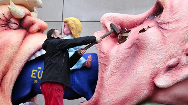 Karneval: Abriss nach Rosenmontag: Satiriker Tilly zerstört Motivwagen ...