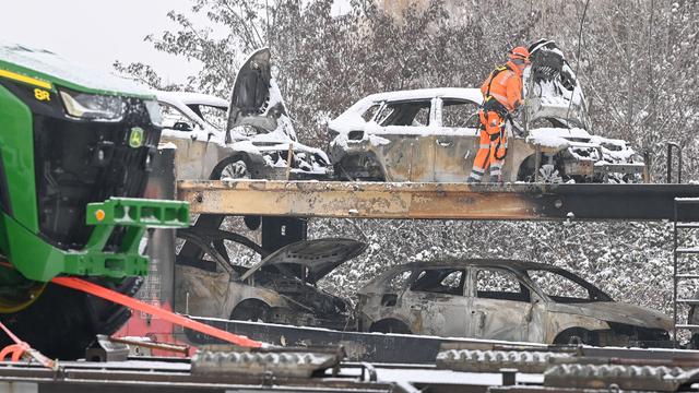 Blaulicht: Autos brennen auf Güterzug in Magdeburg
