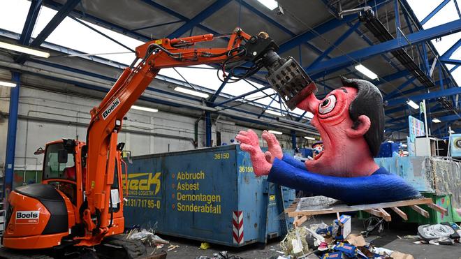 Fotografie: Isabelle Huppert steht während der Premiere des Films «Die Blutgräfin» («The Blood Countess») auf dem Roten Teppich bei der Berlinale