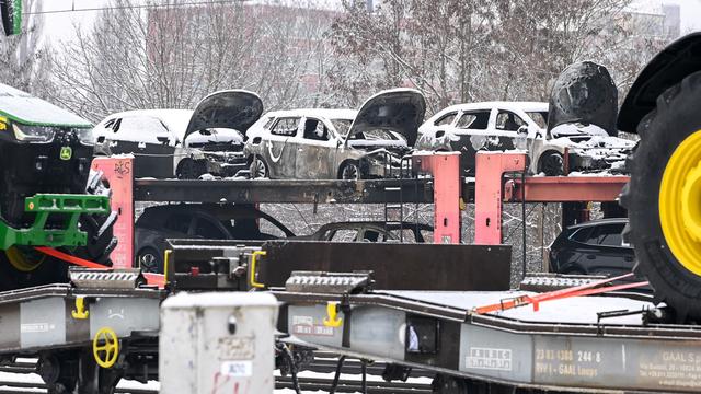 Blaulicht: Brand auf Autozug: Zugverkehr eingeschränkt