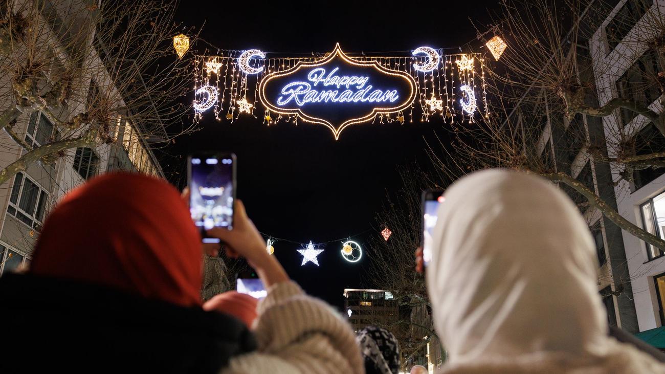 Religion: Ramadan und Fastenzeit beginnen - Beleuchtung in Frankfurt