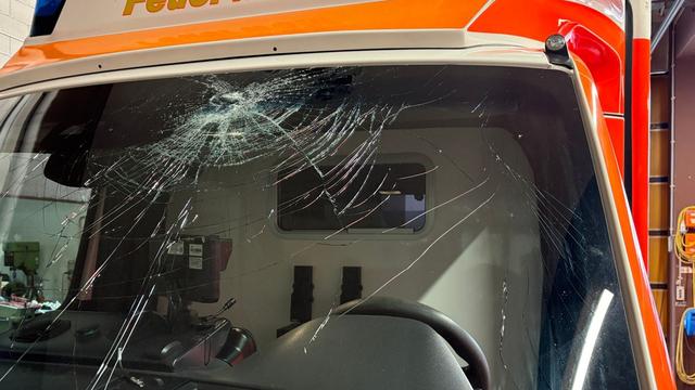 Kriminalität: Steinwürfe auf Rettungswagen: Ersatzfahrzeug muss kommen
