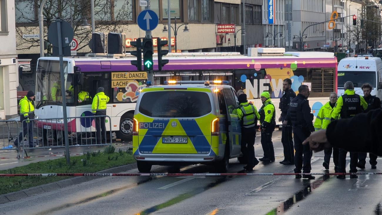 Veilchendienstagszug: Unfall bei Karnevalsumzug: Verletzte in kritischem Zustand