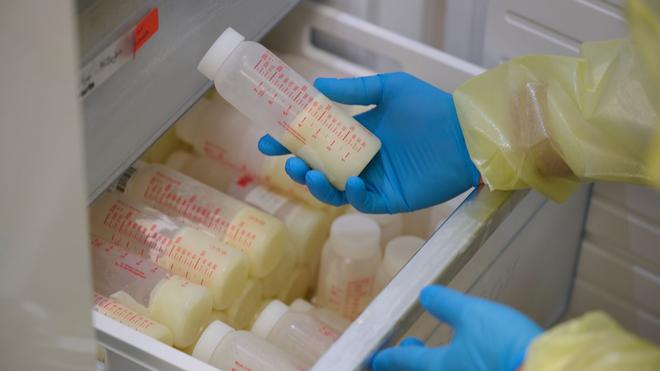 Kinderklinik: Spenden können Mütter, die mehr als 200 Milliliter Muttermilch pro Tag im Überschuss haben. (Symbolbild)