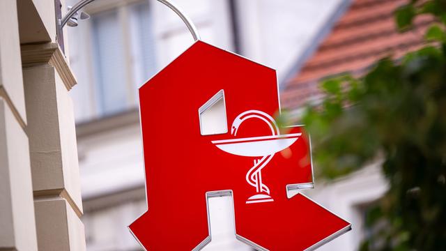 Hilferuf: Beziehungsstreit – Frau sucht Hilfe in Apotheke