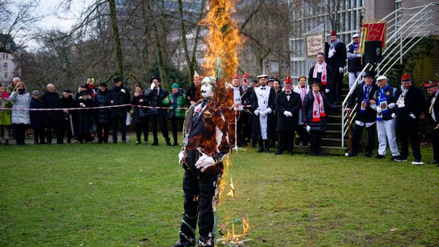Aschermittwoch: Hoppeditz brennt – Jecke verabschieden sich vom Karneval