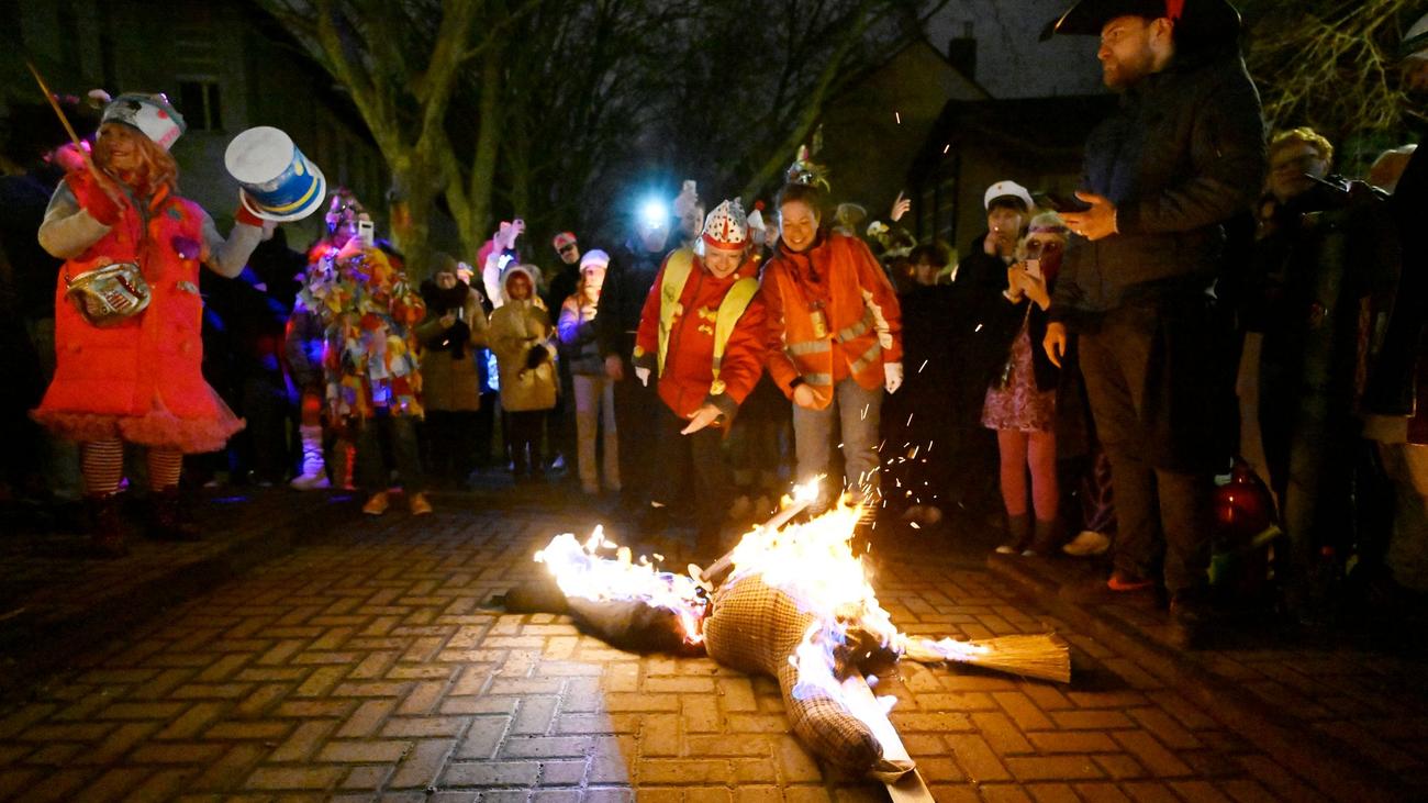 Karneval: Nubbelverbrennung beendet Straßenkarneval in Köln